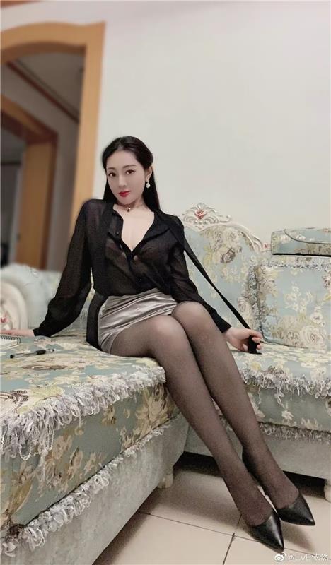 身材很好的制服黑丝美女-1.jpg