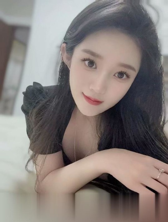 广东-深圳性感黑丝制服肤白悠悠老师-2.jpg